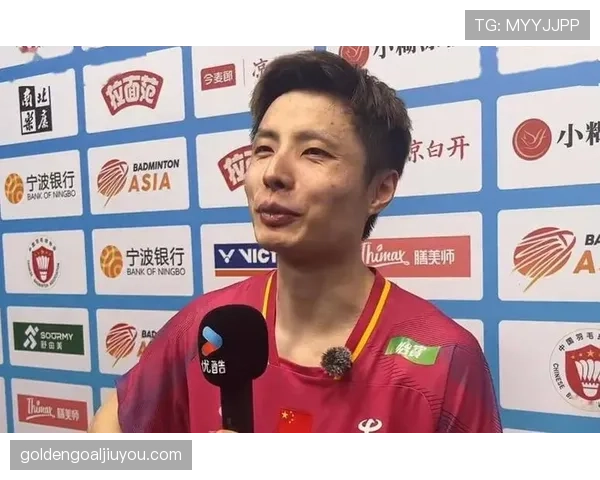 石宇奇训练完直接瘫地上啃香蕉，这自律和随性混搭的劲儿谁懂啊